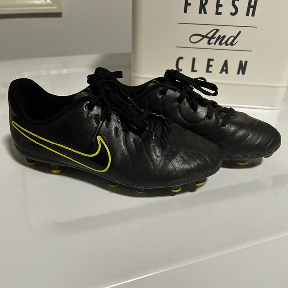 Nike Soccer Cleats Size 3Y - Picture 1 of 4